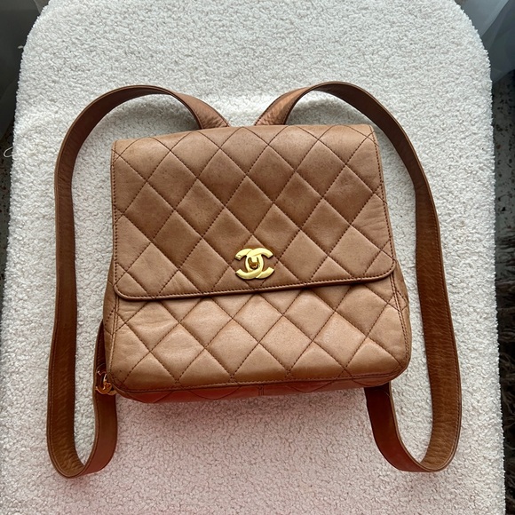 RARE! Chanel Vintage Lambskin Caramel Backpack in Very Good Condtion - Picture 3 of 11